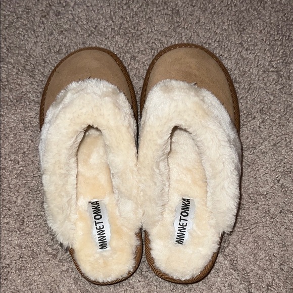 Minnetonka Slippers - 8 NWOT - Picture 2 of 3